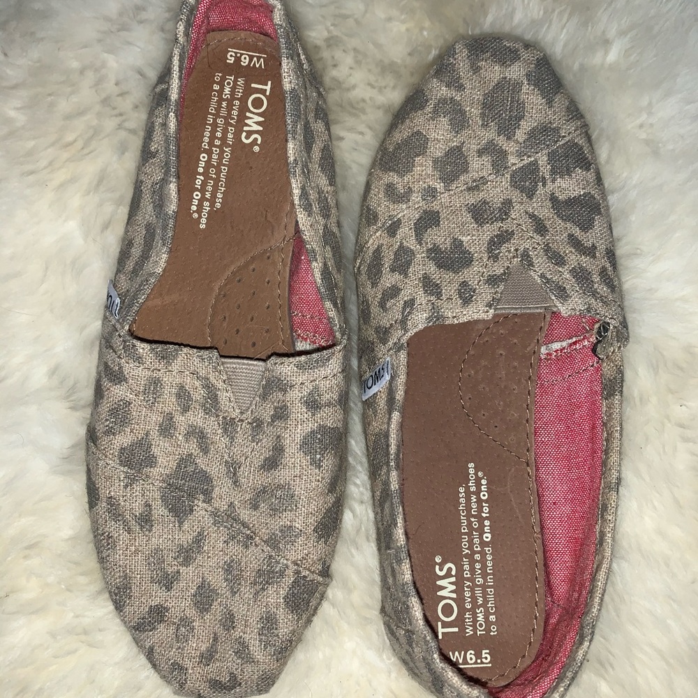 NEVER WORN size 6.5 leopard TOMS